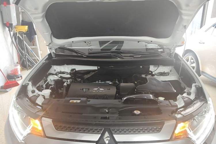 Used Mitsubishi Outlander 2020 2.0L Two-Wheel Drive Enjoyment Version 5 Seats Engine Bay