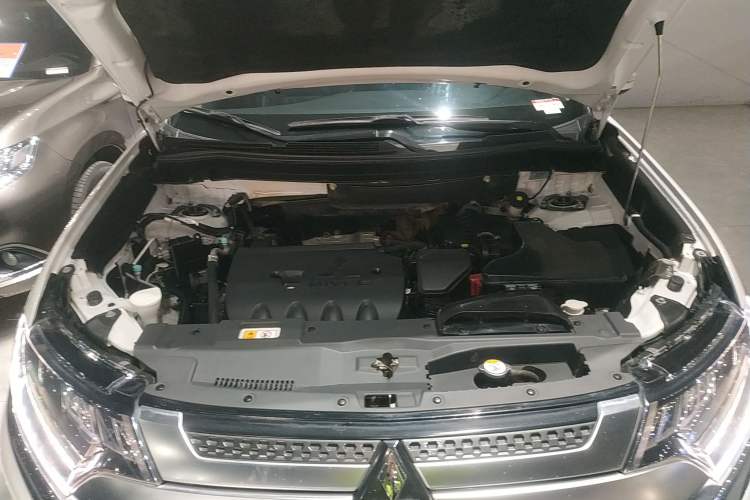 Used Mitsubishi Outlander 2020 2.4L 4x4 Zhi Xiang Edition 5 Seats Engine Bay