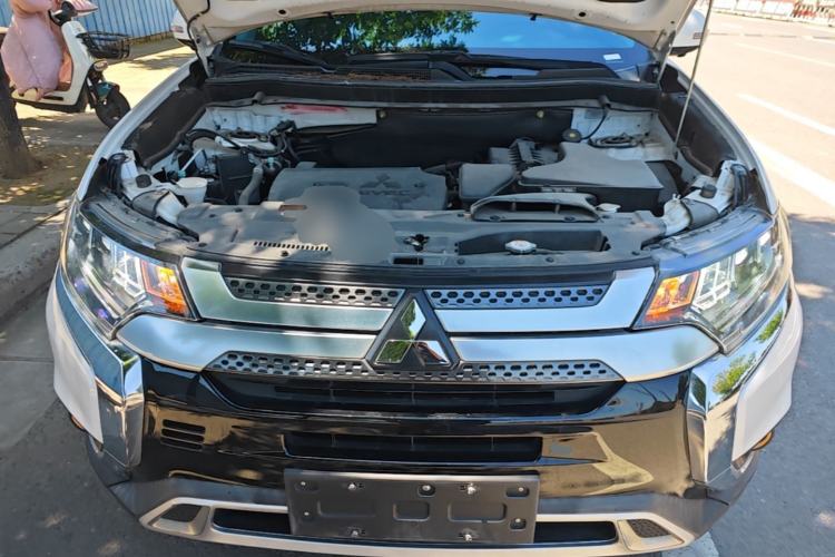 Used Mitsubishi Outlander 2020 2.4L 4x4 Zhi Xiang Edition 7-Seater Engine Bay