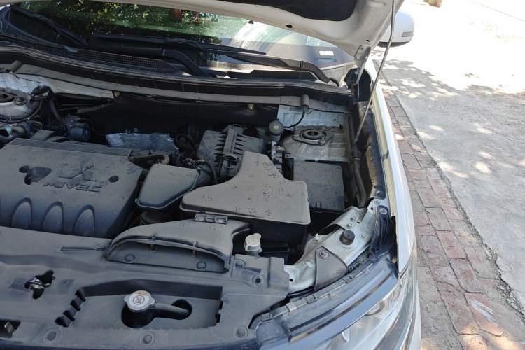 Used Mitsubishi Outlander 2020 2.0L Two-Wheel Drive Enjoyment Version 5 Seats Engine Bay Left