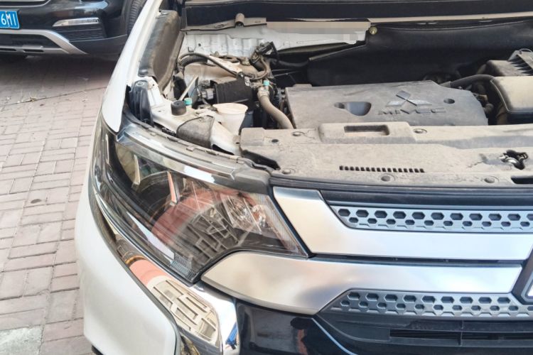Used Mitsubishi Outlander 2020 2.4L 4x4 Zhi Xiang Edition 5 Seats Engine Bay Right