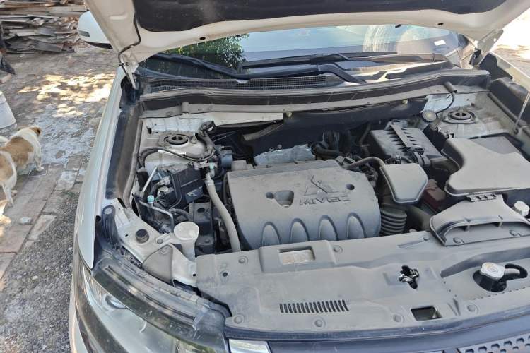 Used Mitsubishi Outlander 2020 2.0L Two-Wheel Drive Enjoyment Version 5 Seats Engine Bay Right