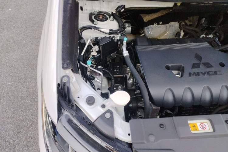 Used Mitsubishi Outlander 2020 2.4L 4x4 Zhi Xiang Edition 5 Seats Engine Bay Right