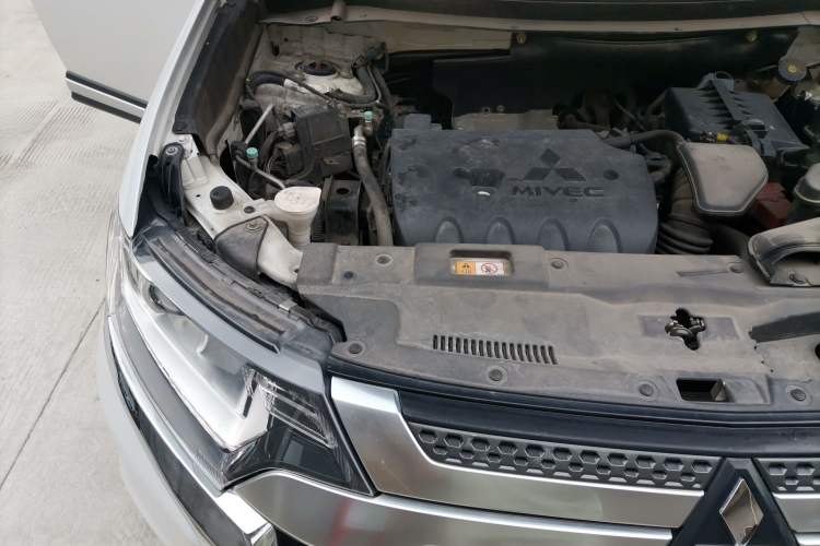 Used Mitsubishi Outlander 2020 2.0L Two-Wheel Drive Enjoyment Version 5 Seats Engine Bay Right