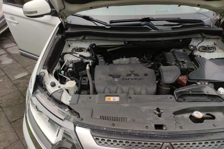 Used Mitsubishi Outlander 2020 2.0L Two-Wheel Drive Enjoyment Version 5 Seats Engine Bay Right
