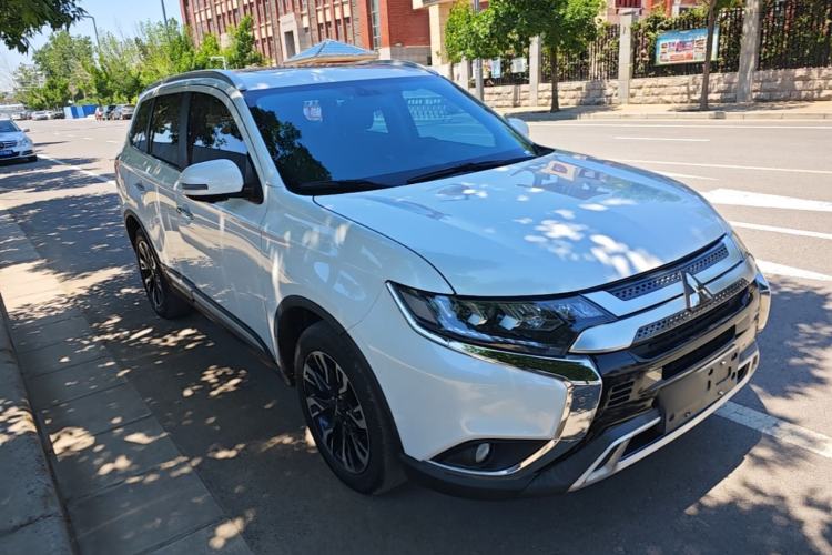Used Mitsubishi Outlander 2020 2.4L 4x4 Zhi Xiang Edition 7-Seater Exterior 1