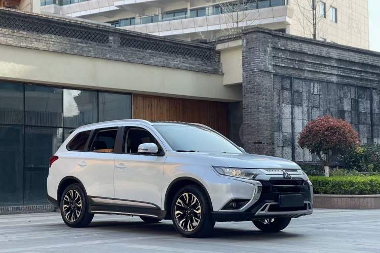 Used Mitsubishi Outlander 2020 2.0L Two-Wheel Drive Enjoyment Version 5 Seats Exterior 1