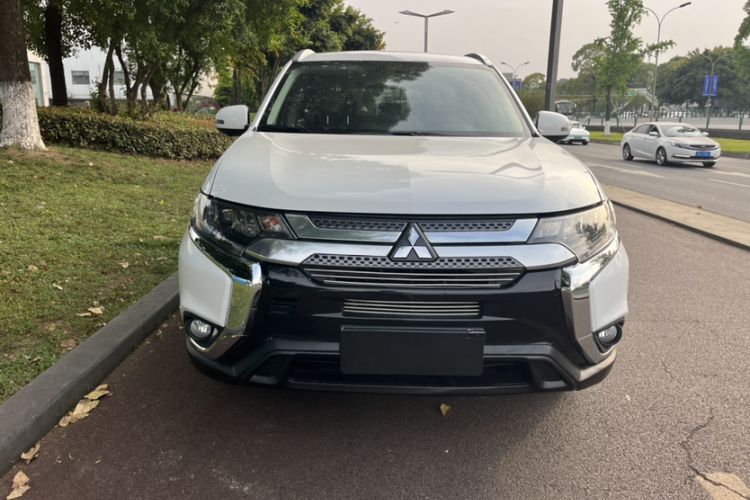 Used Mitsubishi Outlander 2020 2.4L 4x4 Zhi Xiang Edition 7-Seater Exterior 3