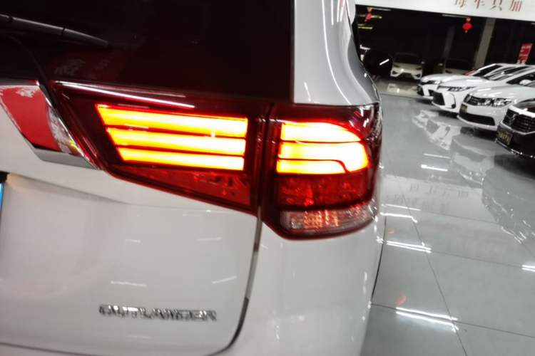 Used Mitsubishi Outlander 2020 2.0L Two-Wheel Drive Comfort Edition 5 Seats Exterior 3