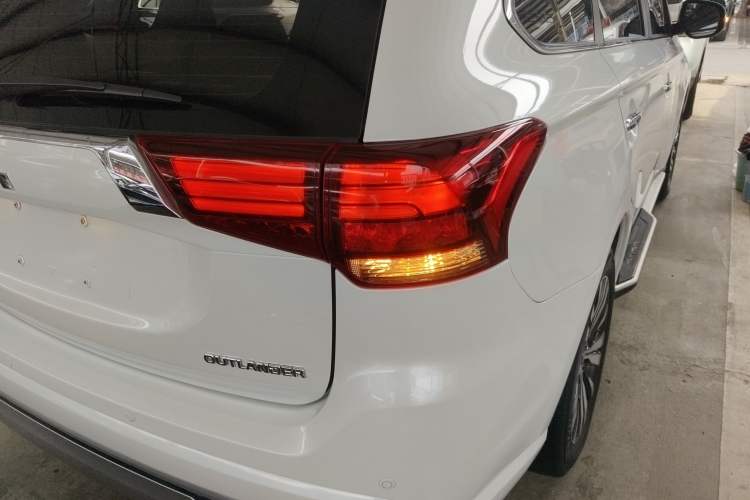 Used Mitsubishi Outlander 2020 2.4L 4x4 Zhi Xiang Edition 7-Seater Exterior 3