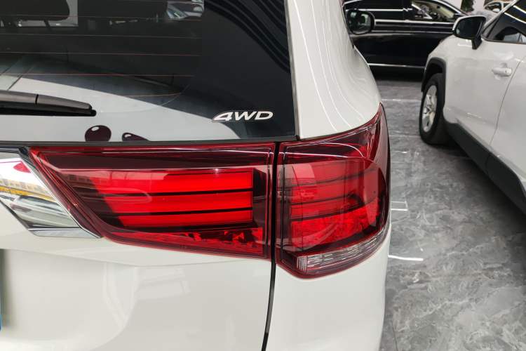 Used Mitsubishi Outlander 2020 2.4L 4x4 Zhi Xiang Edition 7-Seater Exterior 3