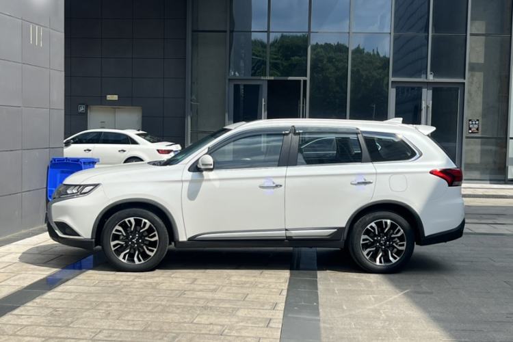Used Mitsubishi Outlander 2020 2.4L 4x4 Zhi Xiang Edition 5 Seats Exterior 4