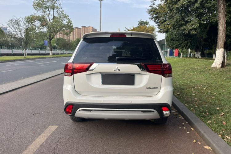 Used Mitsubishi Outlander 2020 2.4L 4x4 Zhi Xiang Edition 7-Seater Exterior 4