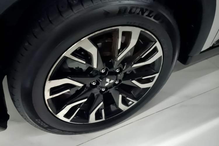 Used Mitsubishi Outlander 2020 2.4L 4x4 Zhi Xiang Edition 7-Seater Exterior 4