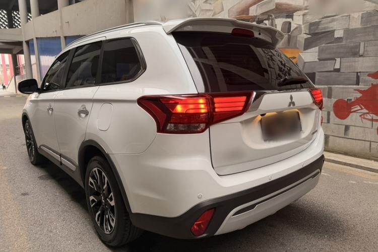 Used Mitsubishi Outlander 2020 2.4L 4x4 Zhi Xiang Edition 5 Seats Exterior 4