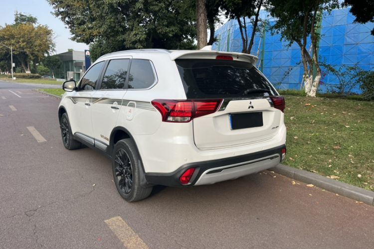 Used Mitsubishi Outlander 2020 2.4L 4x4 Zhi Xiang Edition 7-Seater Exterior 5