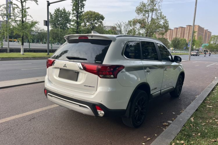 Used Mitsubishi Outlander 2020 2.4L 4x4 Zhi Xiang Edition 7-Seater Exterior 6