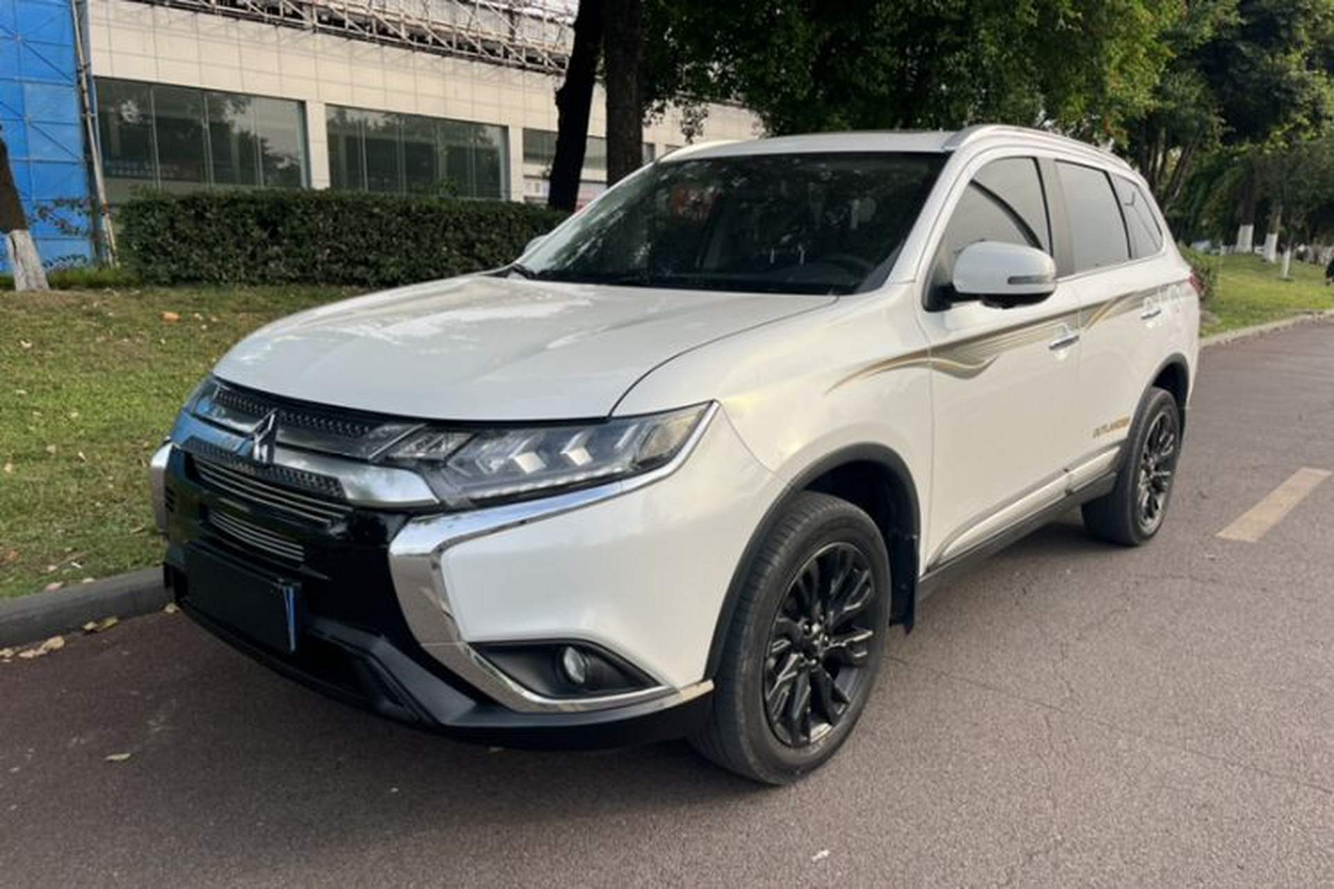 Used Mitsubishi Outlander 2020 2.4L 4x4 Zhi Xiang Edition 7-Seater Front Left 45 Deg