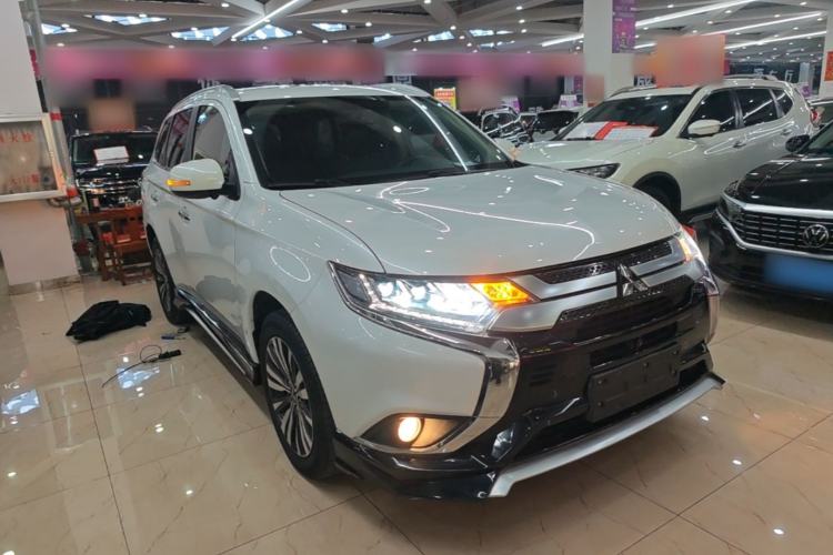 Used Mitsubishi Outlander 2020 2.4L 4x4 Zhi Xiang Edition 5 Seats Front Right 45 Deg