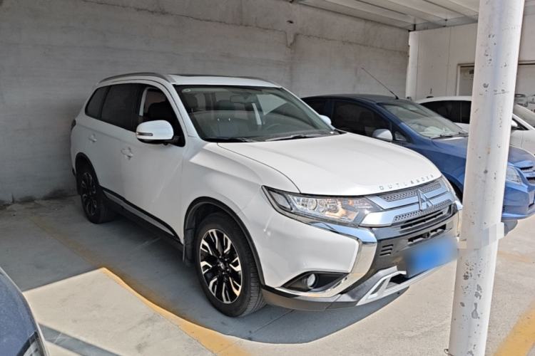 Used Mitsubishi Outlander 2020 2.0L Two-Wheel Drive Enjoyment Version 5 Seats Front Right 45 Deg
