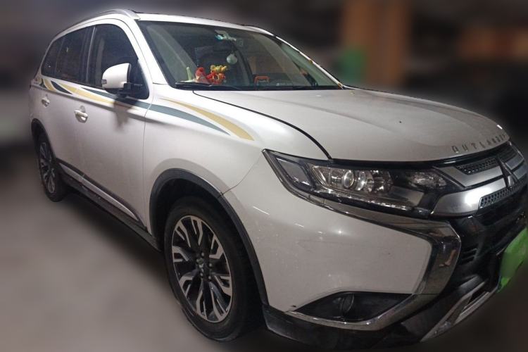 Used Mitsubishi Outlander 2020 2.0L Two-Wheel Drive Comfort Edition 7-Seater Front Right 45 Deg