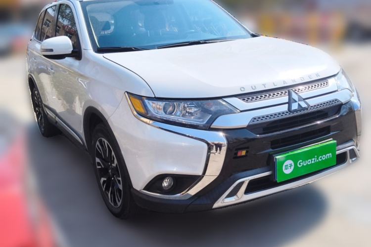 Used Mitsubishi Outlander 2020 2.0L Two-Wheel Drive Enjoyment Version 5 Seats Front Right 45 Deg