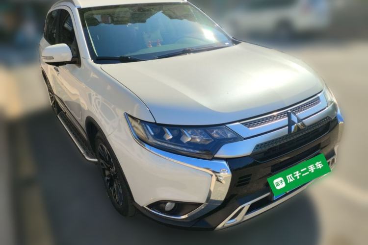 Used Mitsubishi Outlander 2020 2.4L 4x4 Zhi Xiang Edition 7-Seater Front Right 45 Deg
