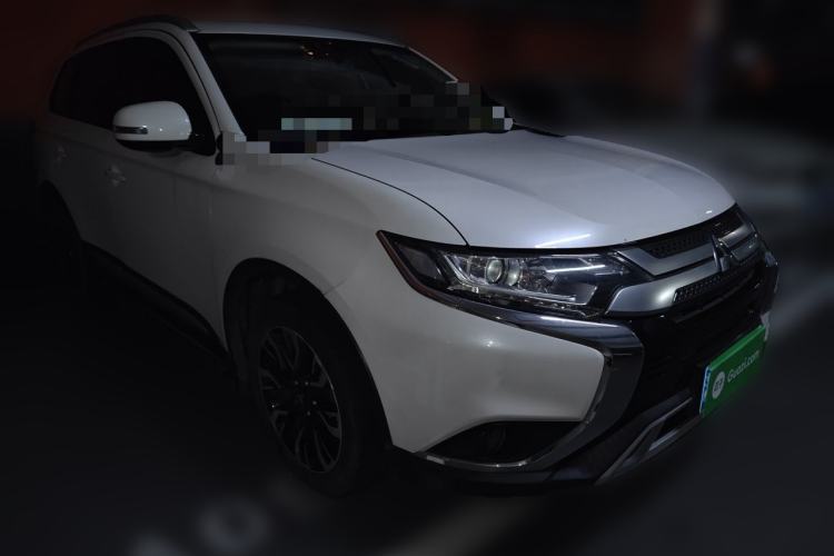 Used Mitsubishi Outlander 2020 2.0L Two-Wheel Drive Comfort Edition 7-Seater Front Right 45 Deg