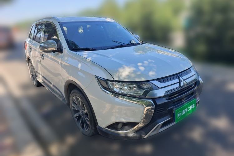 Used Mitsubishi Outlander 2020 2.0L Two-Wheel Drive Comfort Edition 7-Seater Front Right 45 Deg