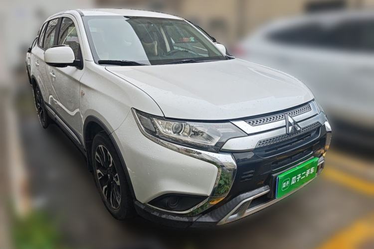 Used Mitsubishi Outlander 2020 2.0L Two-Wheel Drive Comfort Edition 5 Seats Front Right 45 Deg