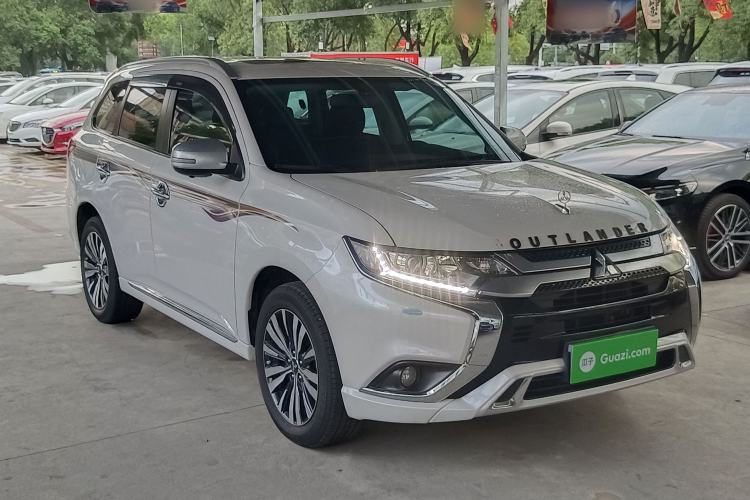 Used Mitsubishi Outlander 2020 2.0L Two-Wheel Drive Comfort Edition 7-Seater Front Right 45 Deg
