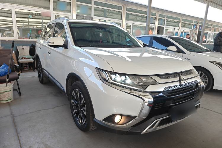 Used Mitsubishi Outlander 2020 2.4L 4x4 Zhi Xiang Edition 7-Seater Front Right 45 Deg