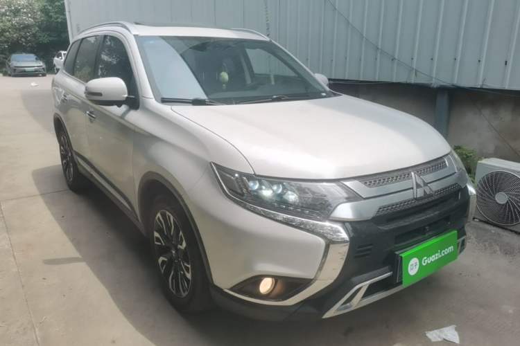 Used Mitsubishi Outlander 2020 2.4L 4x4 Zhi Xiang Edition 5 Seats Front Right 45 Deg