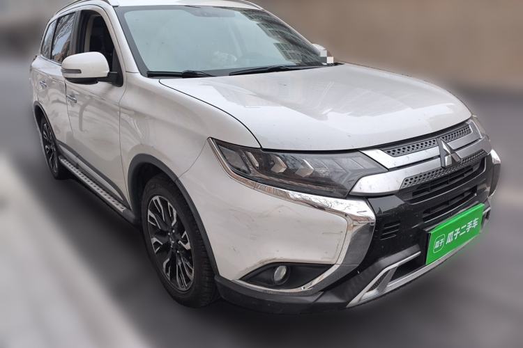 Used Mitsubishi Outlander 2020 2.4L 4x4 Zhi Xiang Edition 5 Seats Front Right 45 Deg