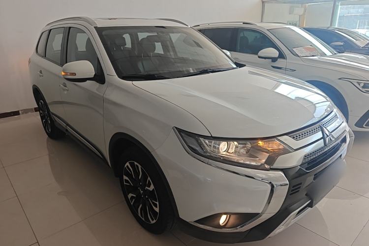 Used Mitsubishi Outlander 2020 2.0L Two-Wheel Drive Comfort Edition 7-Seater Front Right 45 Deg