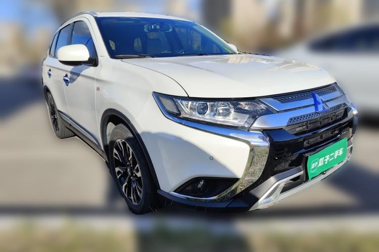 Used Mitsubishi Outlander 2020 2.0L Two-Wheel Drive Comfort Edition 5 Seats Front Right 45 Deg