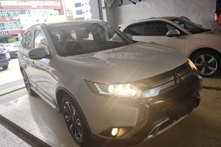 Used Mitsubishi Outlander 2020 2.0L Two-Wheel Drive Enjoyment Version 5 Seats Front Right 45 Deg