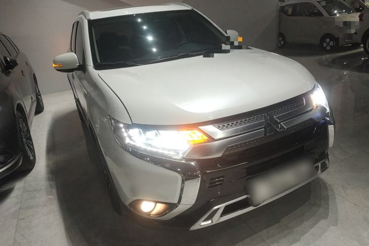 Used Mitsubishi Outlander 2020 2.4L 4x4 Zhi Xiang Edition 5 Seats Front Right 45 Deg