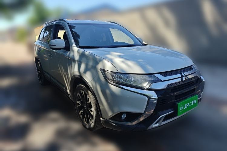 Used Mitsubishi Outlander 2020 2.0L Two-Wheel Drive Enjoyment Version 5 Seats Front Right 45 Deg