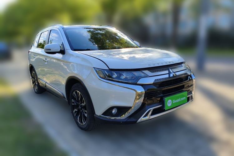Used Mitsubishi Outlander 2020 2.4L 4x4 Zhi Xiang Edition 5 Seats Front Right 45 Deg