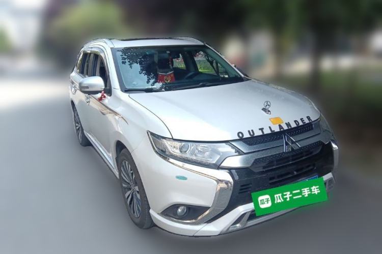 Used Mitsubishi Outlander 2020 2.0L Two-Wheel Drive Comfort Edition 7-Seater Front Right 45 Deg