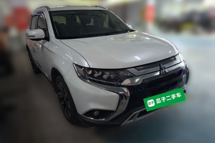 Used Mitsubishi Outlander 2020 2.4L 4x4 Zhi Xiang Edition 5 Seats Front Right 45 Deg
