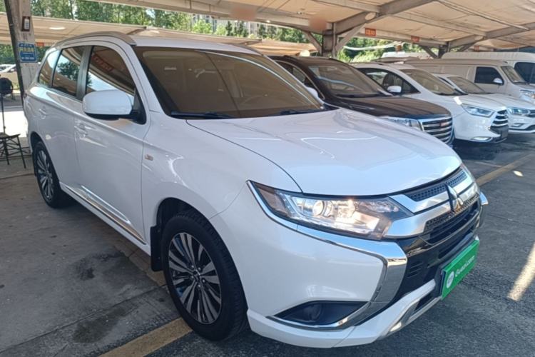 Used Mitsubishi Outlander 2020 2.0L Two-Wheel Drive Comfort Edition 5 Seats Front Right 45 Deg