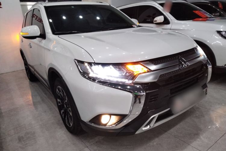 Used Mitsubishi Outlander 2020 2.4L 4x4 Zhi Xiang Edition 5 Seats Front Right 45 Deg