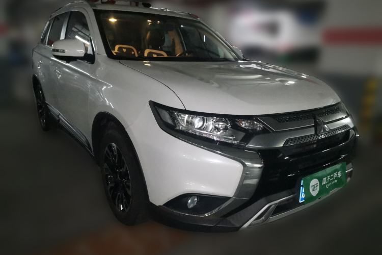 Used Mitsubishi Outlander 2020 2.0L Two-Wheel Drive Comfort Edition 7-Seater Front Right 45 Deg