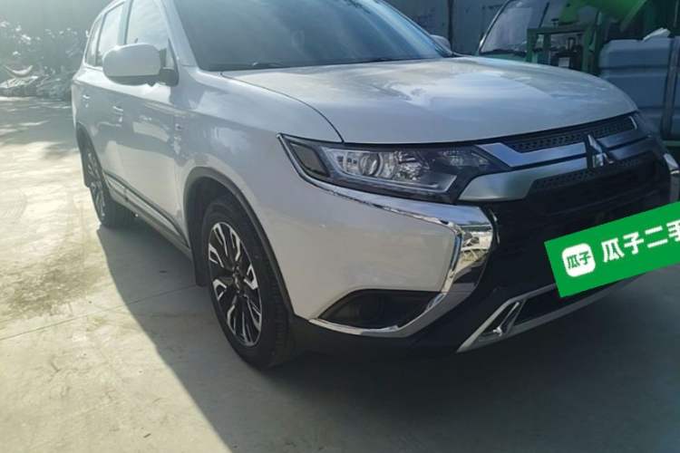 Used Mitsubishi Outlander 2020 2.0L Two-Wheel Drive Comfort Edition 5 Seats Front Right 45 Deg