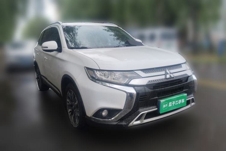 Used Mitsubishi Outlander 2020 2.0L Two-Wheel Drive Enjoyment Version 5 Seats Front Right 45 Deg