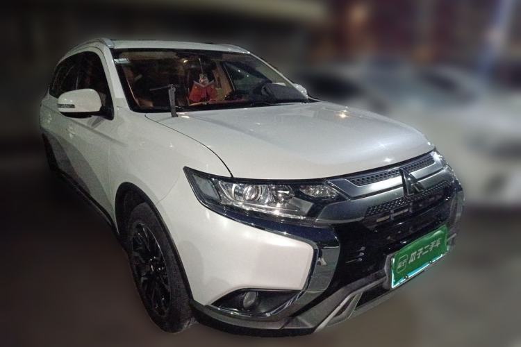 Used Mitsubishi Outlander 2020 2.0L Two-Wheel Drive Comfort Edition 7-Seater Front Right 45 Deg