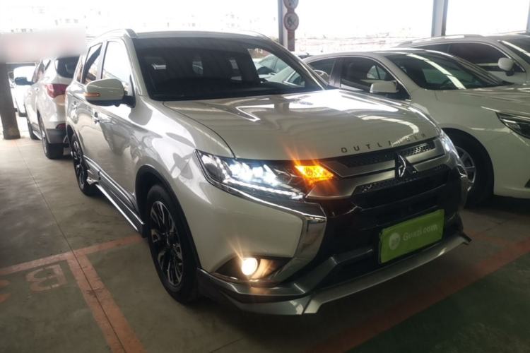 Used Mitsubishi Outlander 2020 2.4L 4x4 Zhi Xiang Edition 5 Seats Front Right 45 Deg