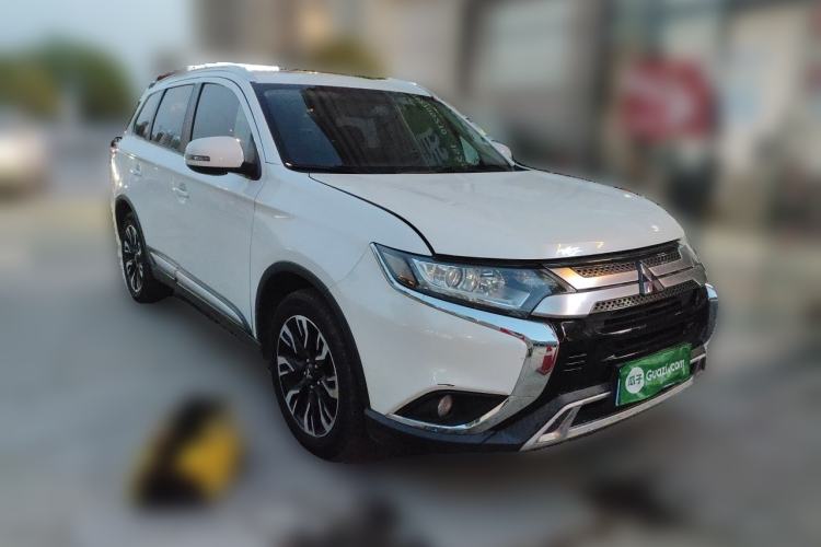 Used Mitsubishi Outlander 2020 2.0L Two-Wheel Drive Enjoyment Version 5 Seats Front Right 45 Deg